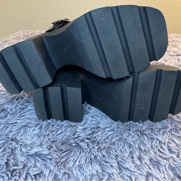 Steve Madden Glossy Black Platform Shoes - Picture 3 of 3